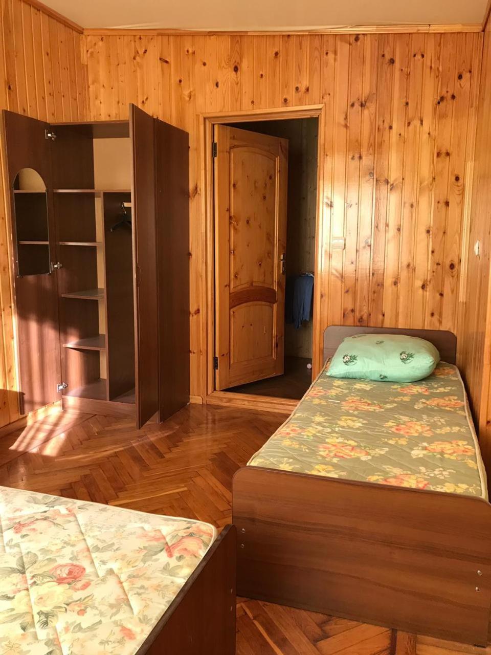 Hotel Гостевой Дом С Садом Gagra Exterior foto